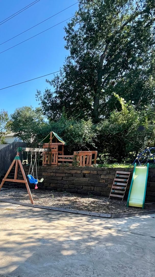 Building Photo - Gorgeous Pool Home w/ 4bd /2.5ba/Fireplace