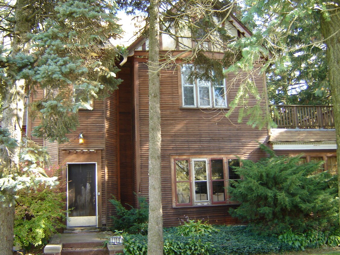 Primary Photo - 1109 N Sheridan Rd