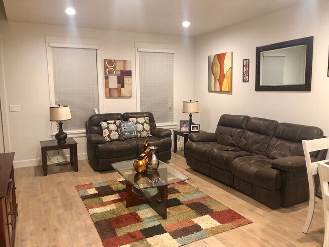 Foto del edificio - 245 E Brigham Ln