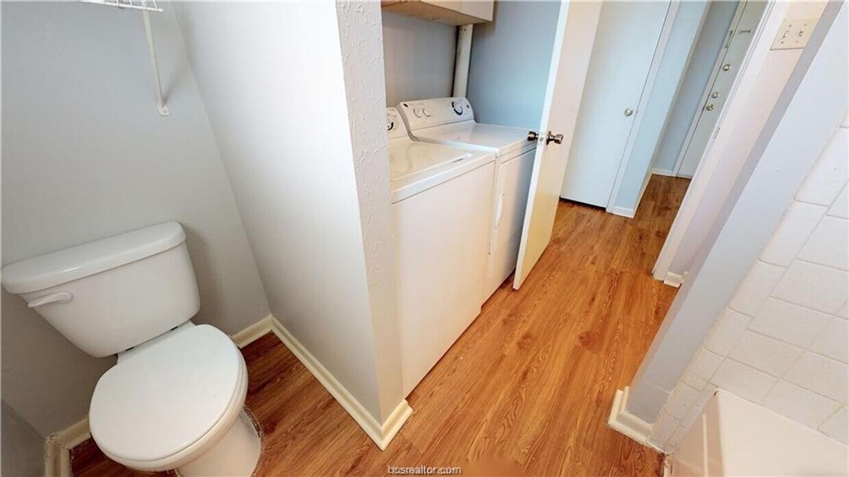 Foto del edificio - 2215 Young Place Unit #B