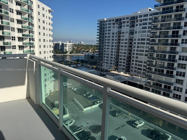 Foto del edificio - 3001 S Ocean Dr