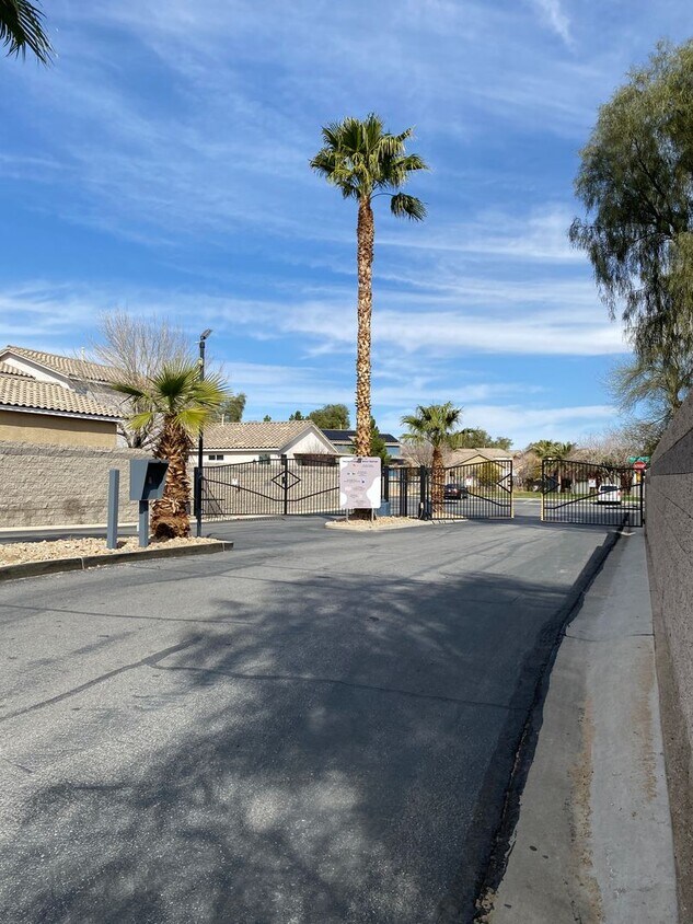 AMERICANA Property Mgmt Gated 3b2 1/2b House Rental in Las