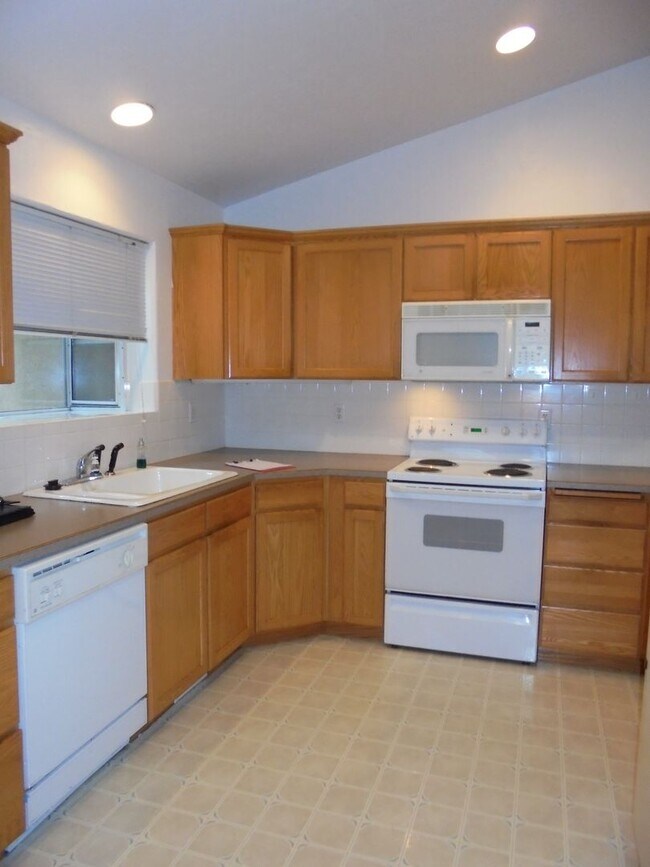 Building Photo - 591 NW Meadows Dr