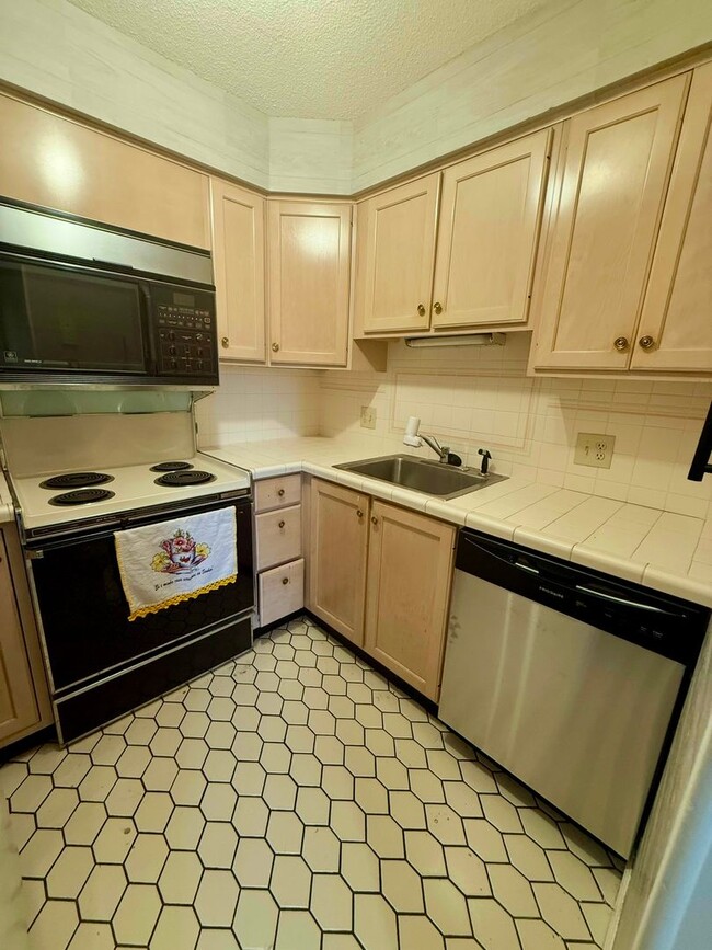 Building Photo - 108 E Housatonic St