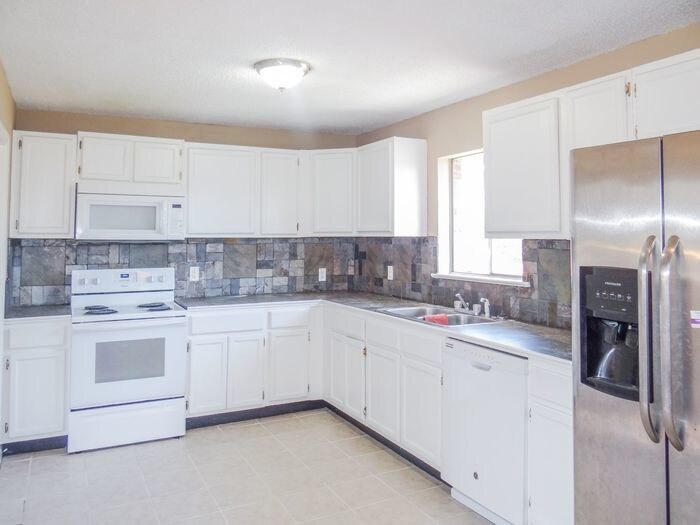 4 Bedroom / 2 Bath Split Level Home House for Rent in Rossville, GA