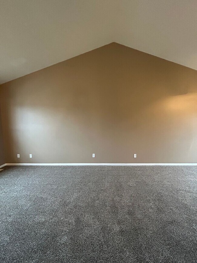 Foto del edificio - Spacious Split Level Living in Millard with a Backyard You’ll Love