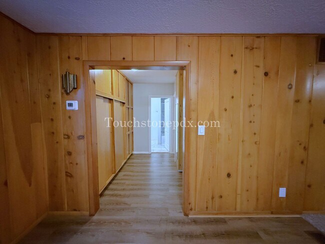 Foto del edificio - Bright Milwaukie Home with Deck and Large Yard!