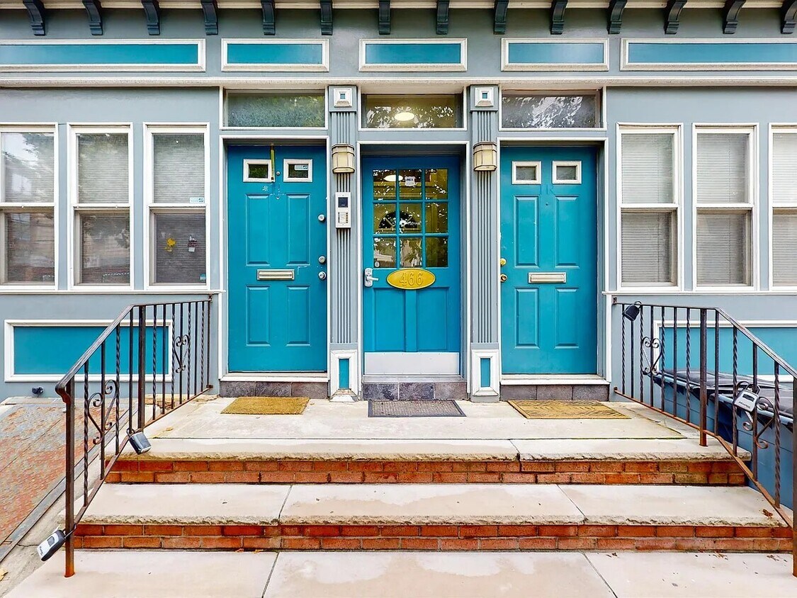 Foto principal - 466 Monmouth St