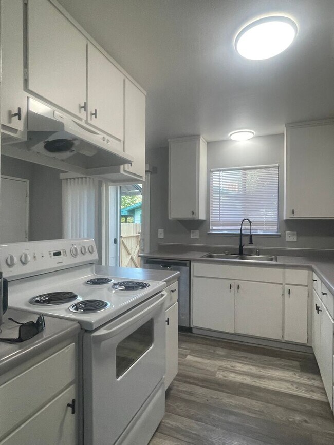 Foto del edificio - 4626 Red Bluff St