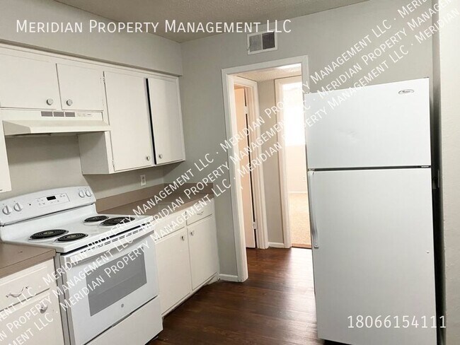 Building Photo - great 2/1/carport quadraplex near 19th/fra...