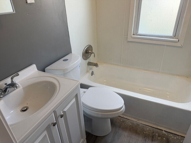 Building Photo - 2 bedroom home - Ferguson - Remodeled -1st...