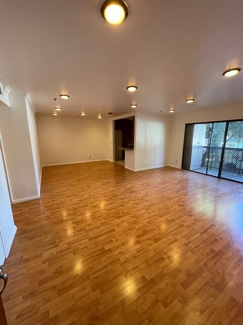 Building Photo - 1020 Davis Ave