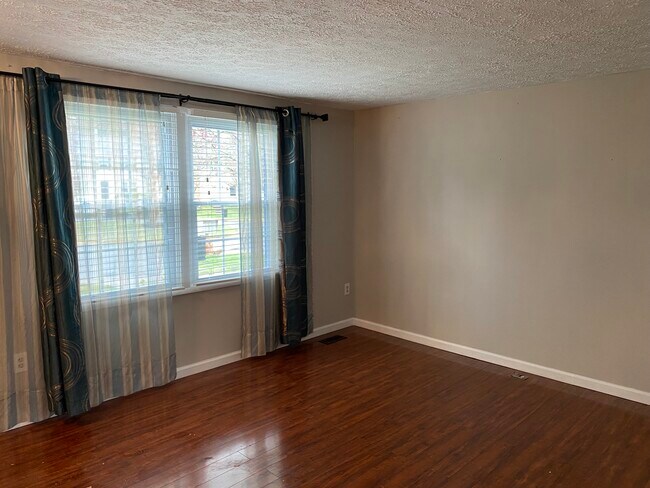 Living Room - 54 Cross Country Ct