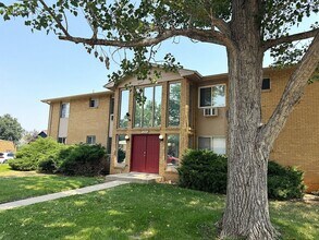 Building Photo - 1700 Larch St