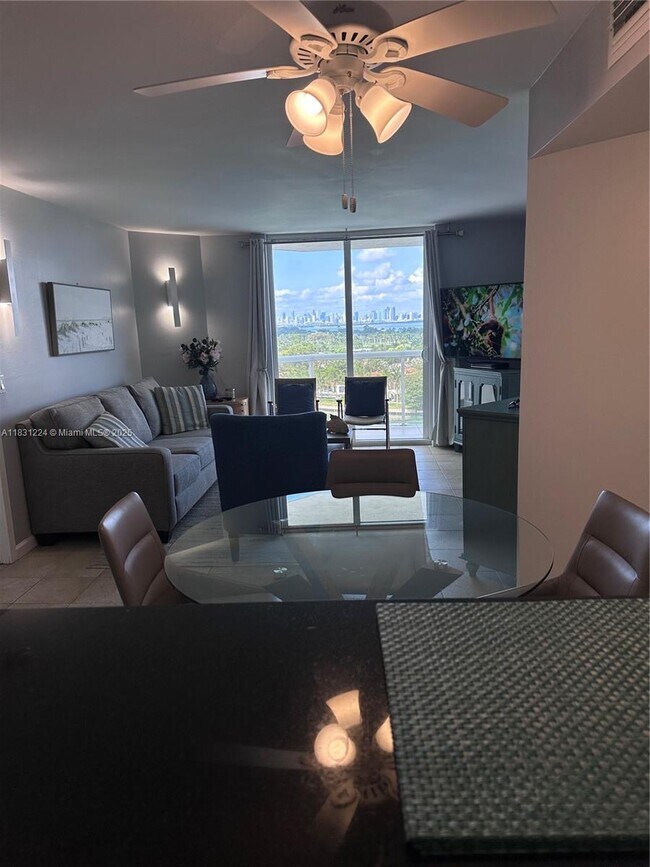 Foto del edificio - 5880 Collins Ave