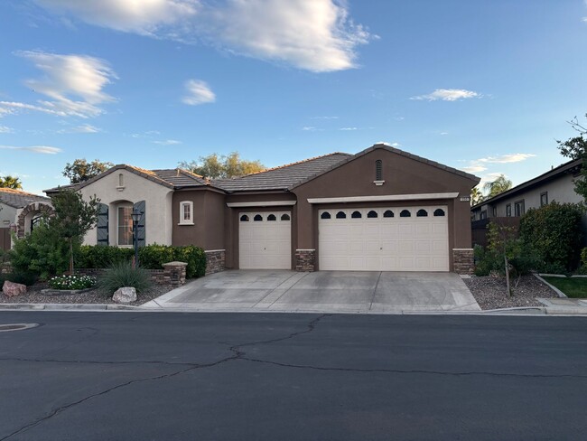 Building Photo - Stunningly Remodeled Single-Story Oasis in...