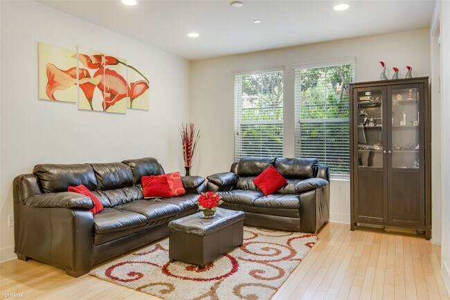 Building Photo - 2 br, 2 bath Condo - 2349 Jefferson Street...