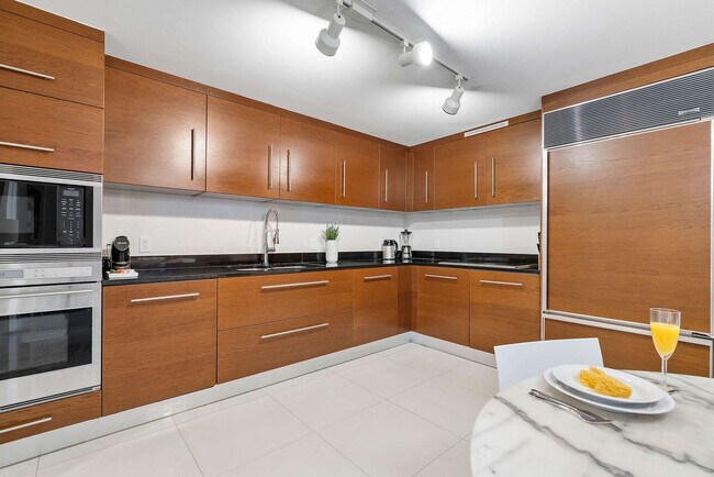 Building Photo - 485 Brickell Ave