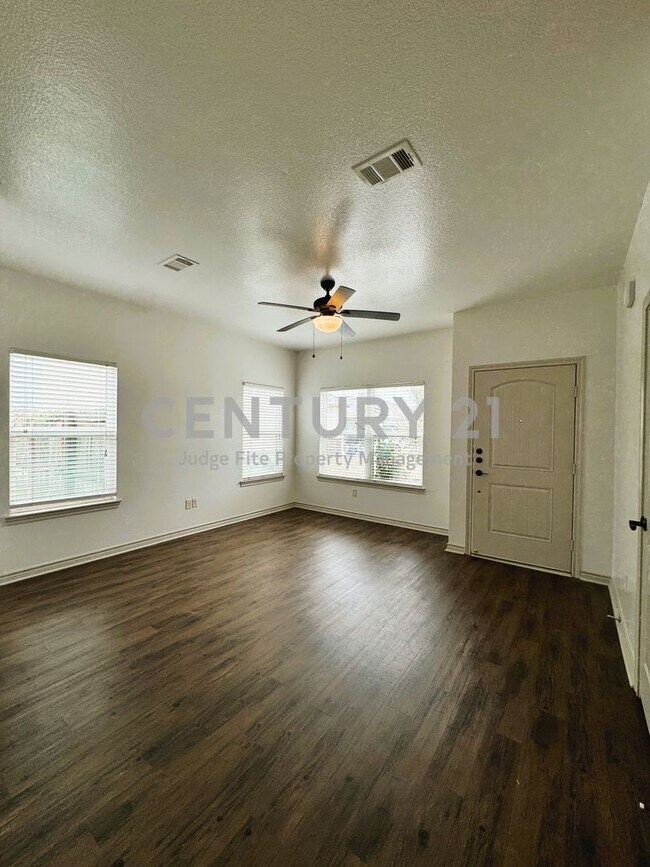 Building Photo - Beautiful 2/2/1 in Kemp For Rent!
