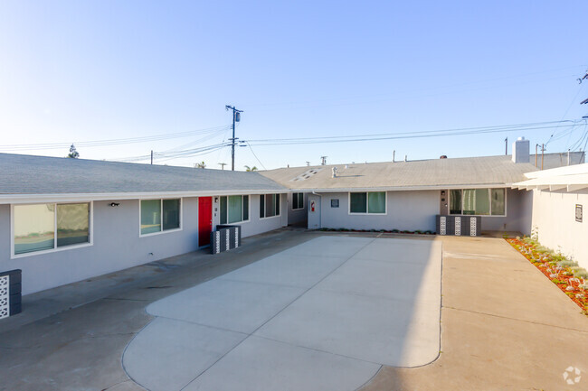 Building View - Kenwood Place Apartments