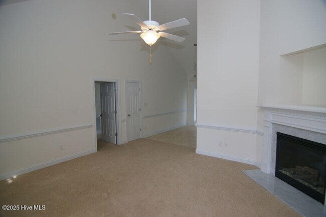 Foto del edificio - 2104 Cherrytree Ln