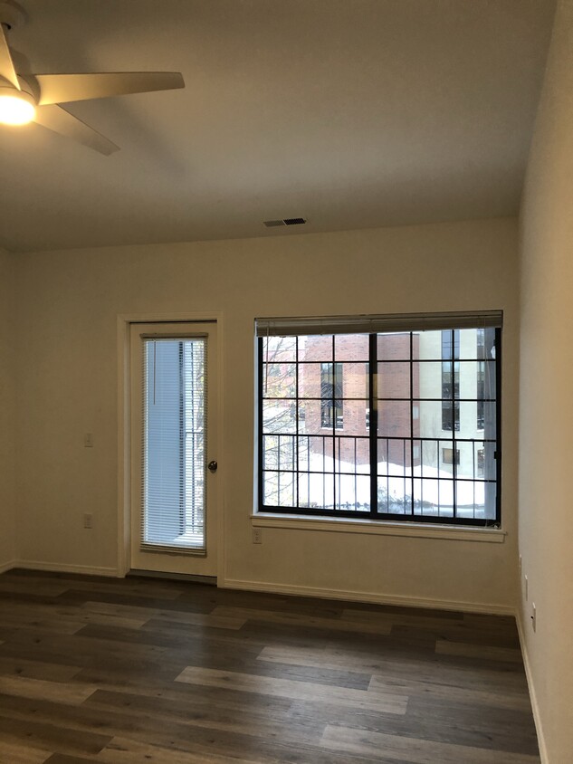 Living looking toward river - 525 Riverine Dr
