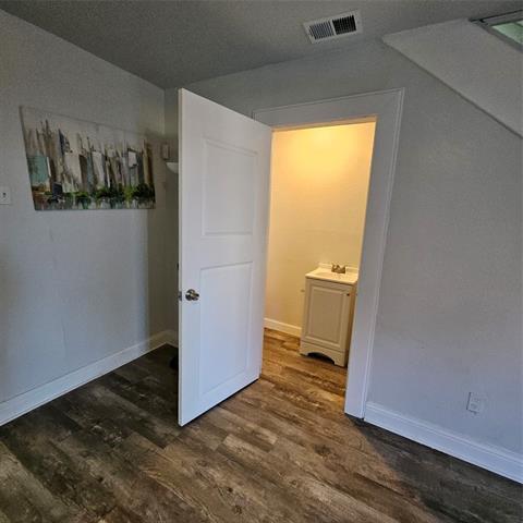 Foto del edificio - 222 W Woodin Blvd