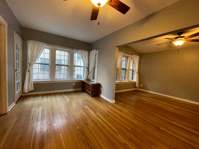 Building Photo - 4318 N Clarendon Ave