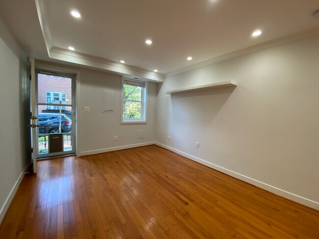 Entryway - 925 W St NW