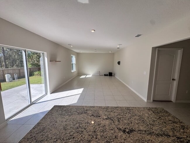 Foto del edificio - Beautiful 5 bedroom 3 bath home for rent