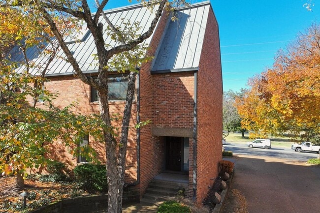 Foto del edificio - **PERFECTLY SITUATED TOWNHOME IN GREEN HIL...