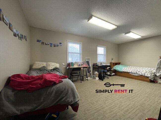 Foto del edificio - Large 3 Bedroom On Campus! Free Parking, Aug 1