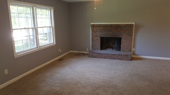 Building Photo - 4BR/2BA Split Level in Stone Mountain