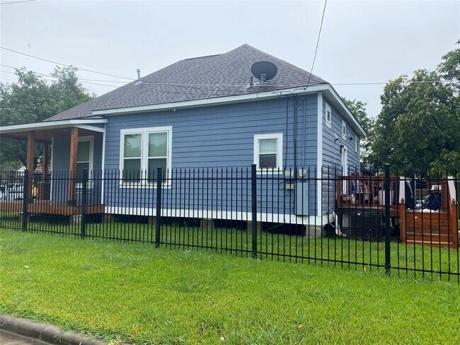 Building Photo - 1817 Benson St