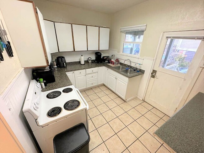 Foto del edificio - Monroe & 23rd St. Big 6 Bed 2 bath Home