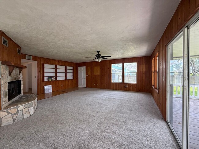 Building Photo - 2920 Sunset Dr