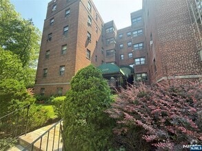 Building Photo - 2329 Hudson Terrace