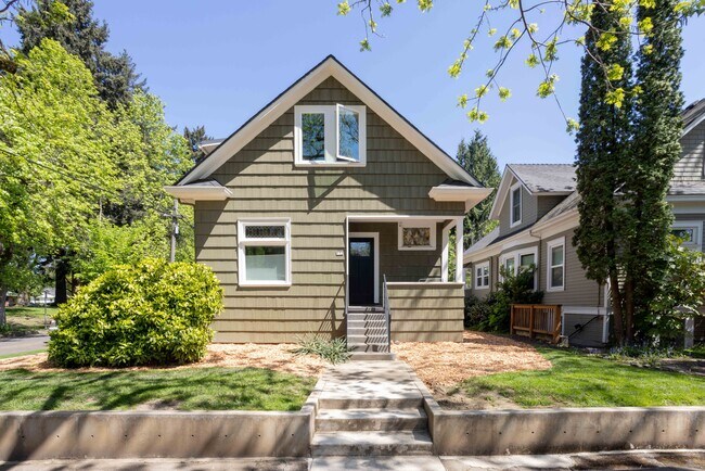 Building Photo - 532 NE 29th Ave