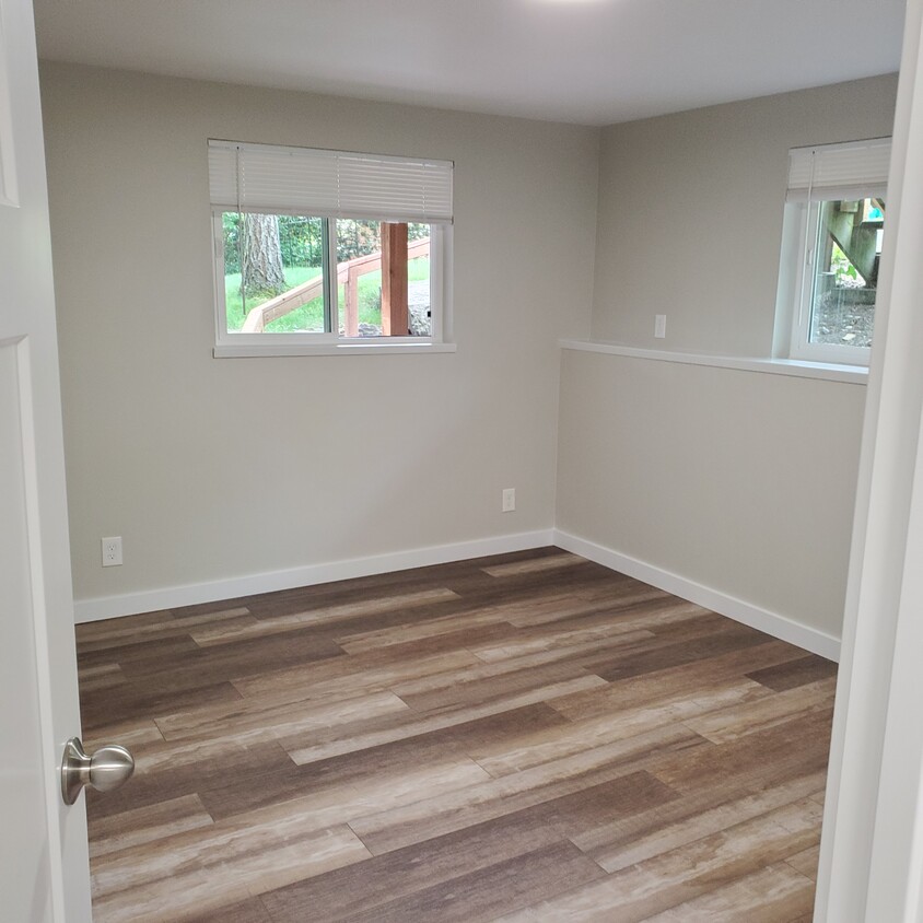 Large master bedroom - 14722 25th Ave NE