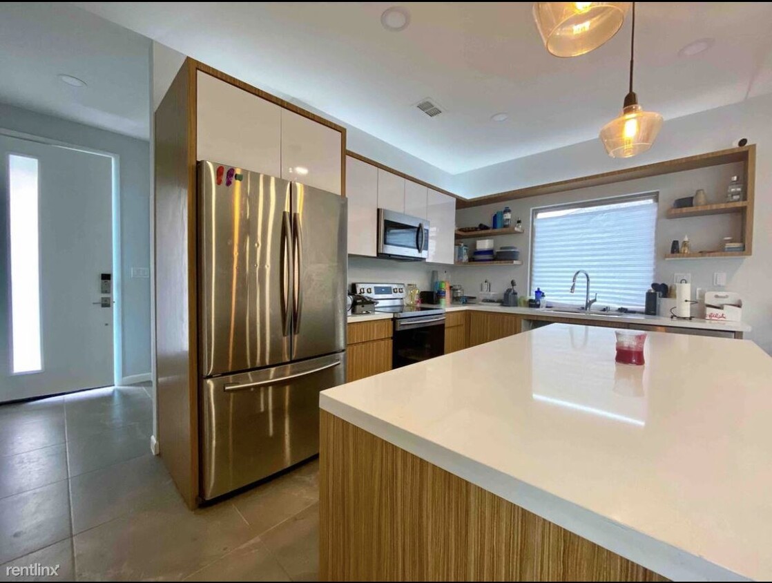 Primary Photo - 2 br, 2.5 bath Duplex - 610 Camelot Drive 610