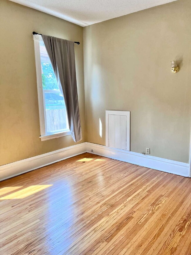 Building Photo - 2 Bedroom 1 Bath Duplex in St. Paul