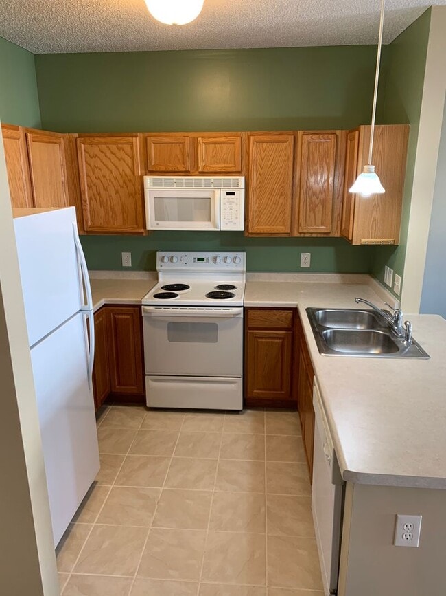 Building Photo - 2 Bed/1.5 Bath Townhome- Cottage Grove- Available August 1st 2026
