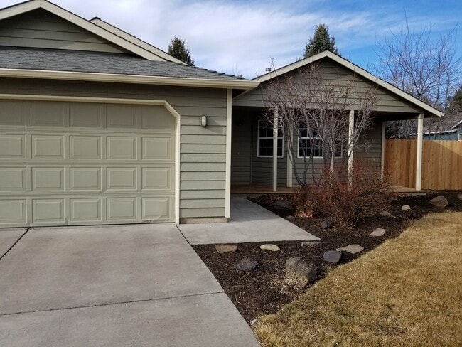 Building Photo - Single level home close to Old Mill & Blakely Park