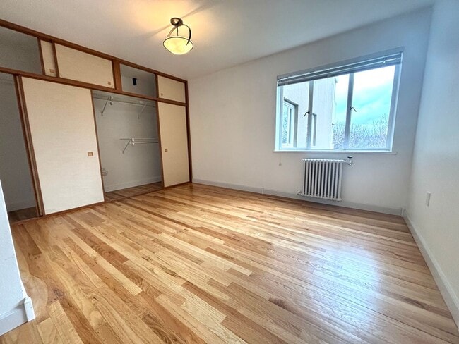 Building Photo - 1 BR/1 BA bright and spacious condo in East Queen Anne.