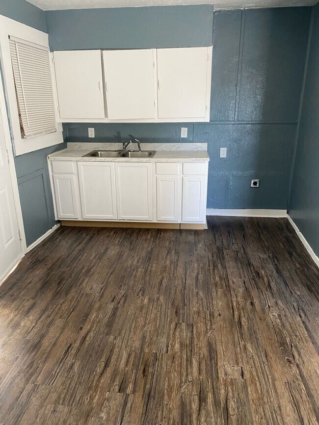 Foto del edificio - Newly Reduced Price! 2 Bedroom 1 Bath; Se Habla Espanol