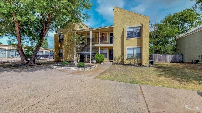 Foto del edificio - 301 Manuel Dr