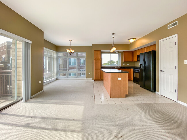 Building Photo - 6759 W Forest Preserve Dr
