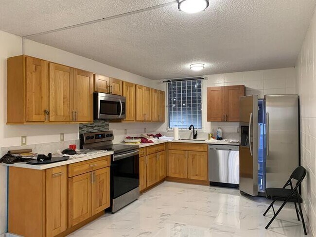Building Photo - 2 Bedroom close to Waipahu Town Center