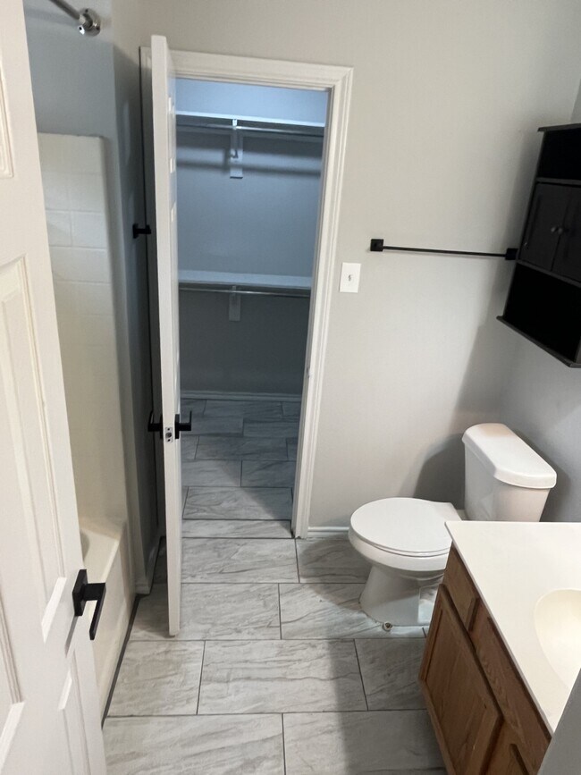 On suite master bath and walk in closet - 2760 Sunset Strip Dr