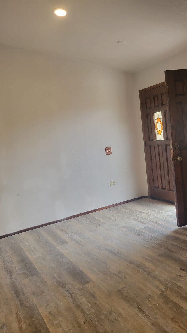 Building Photo - 2341 La Cresta Rd